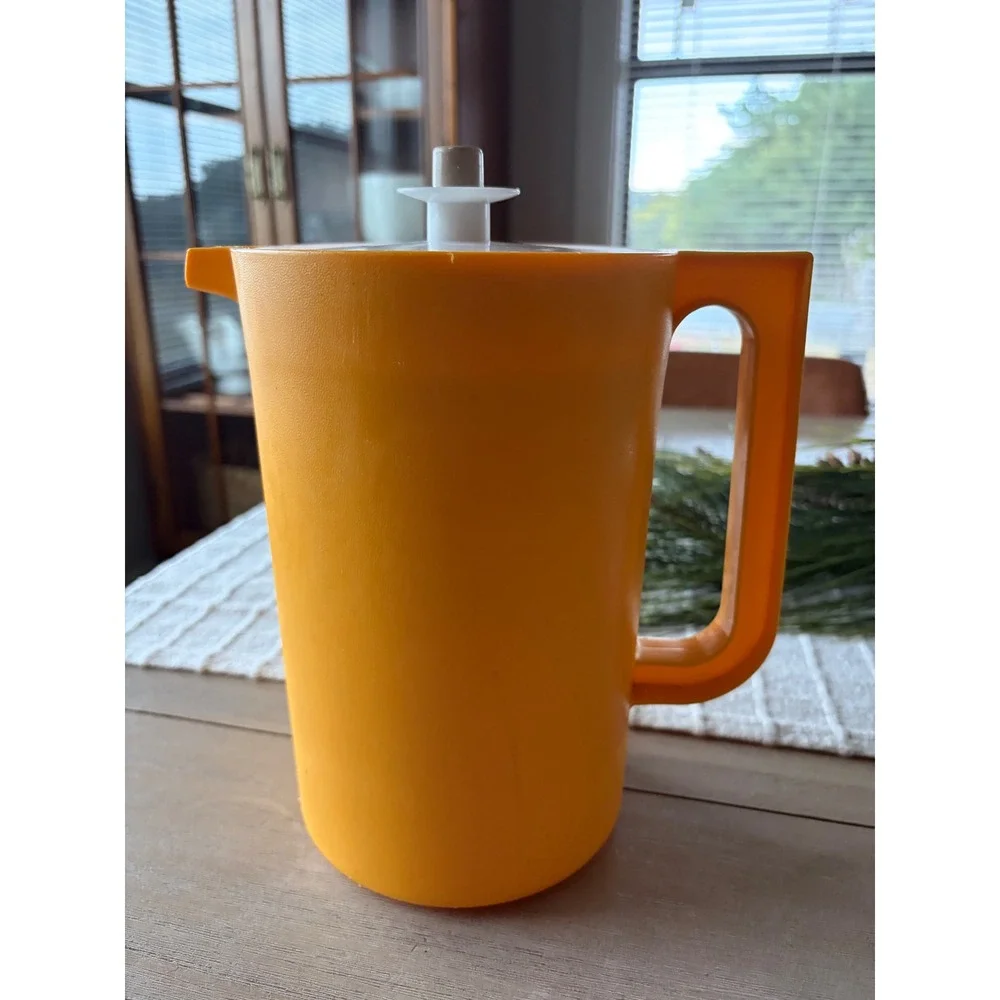 Vintage Tupperware Pitcher 1676-3 Push Button Lid Yellow 2 Quart